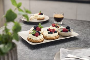 Sponge Tartlets with Fruits