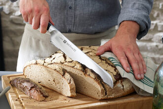 BREAD KNIFE